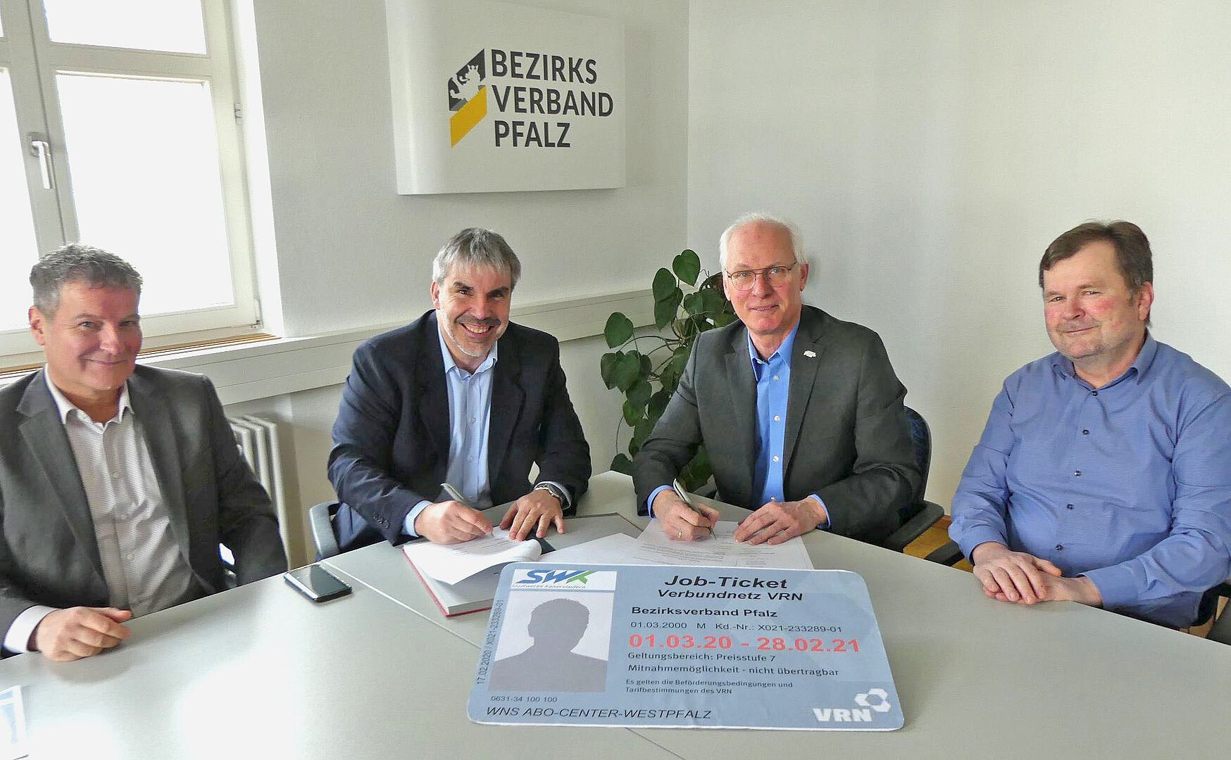 Neues Job-Ticket-Modell findet Anklang - Bezirksverband Pfalz, VRN und SWK Kaiserslautern unterzeichnen Vertrag