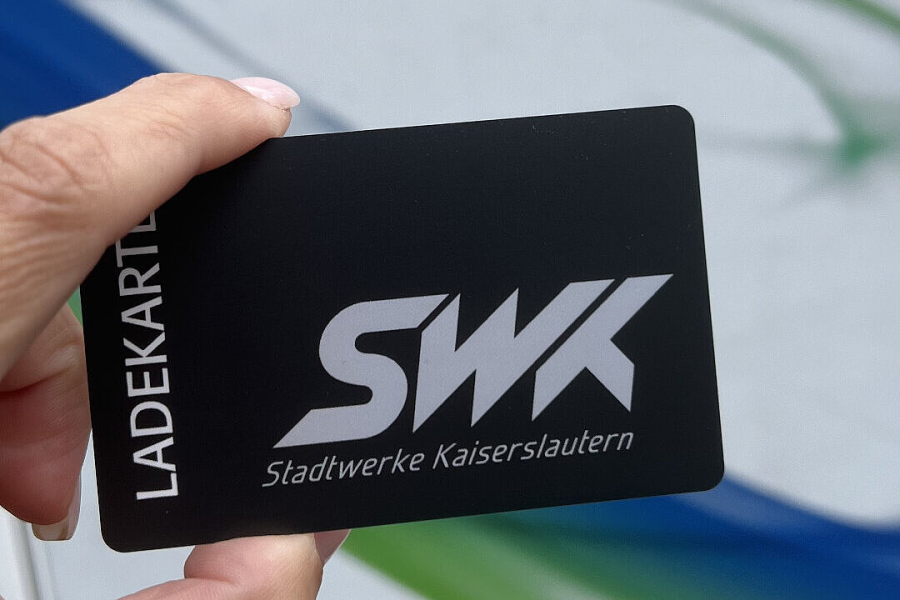 Auto mit angeschlossener Wallbox