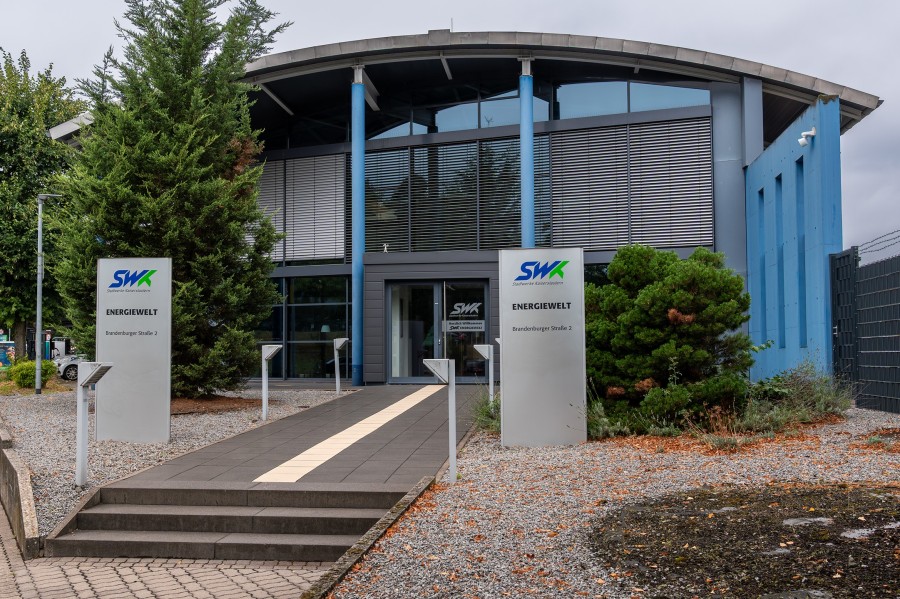 Außenansicht eines modernen Gebäudes mit Glasfront – der SWK Energiewelt, eine SWK-Geschäftsstelle in Kaiserslautern.