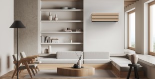 Modernes Wohnzimmer mit stilvollen Holzmöbeln und großem Fenster. Klimagerät mit Holzoptik ist an der Wohnzimmerwand angebracht.