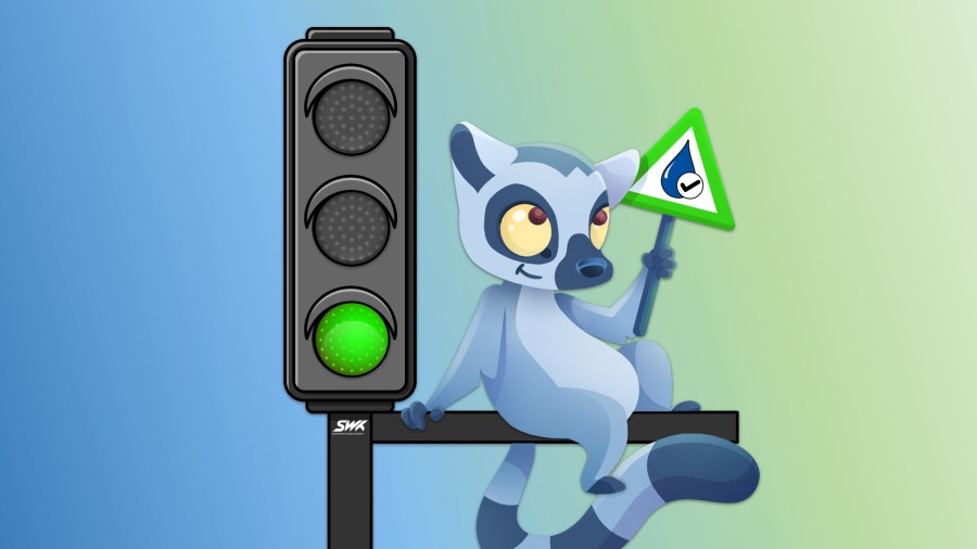 A green traffic light with a small, bluish animal mascot sitting on it, holding a green triangle featuring a clock and a tick – the symbol of sustainability.