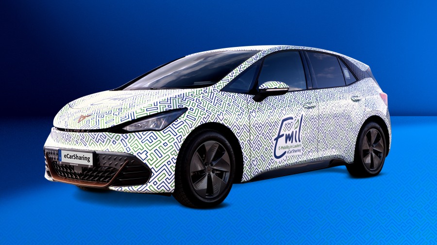 BMW i3 Elektroauto mit Stadtwerke Kaiserslautern E-Mobil-Branding in weiß-blauem Design vor blauem Hintergrund