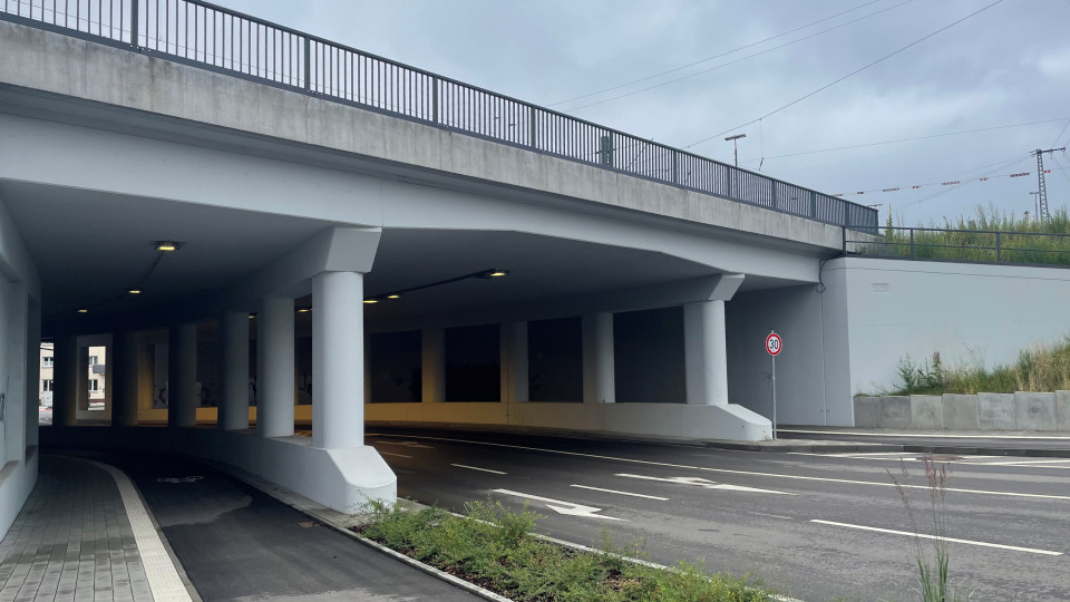 Busse fahren wieder durch das Viadukt