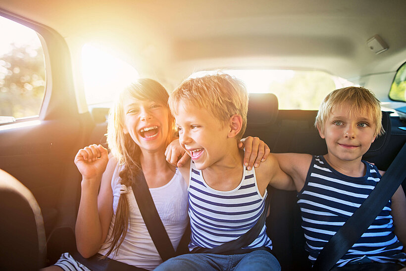 Kinder auf Rückbank angeschnallt im Erdgasauto