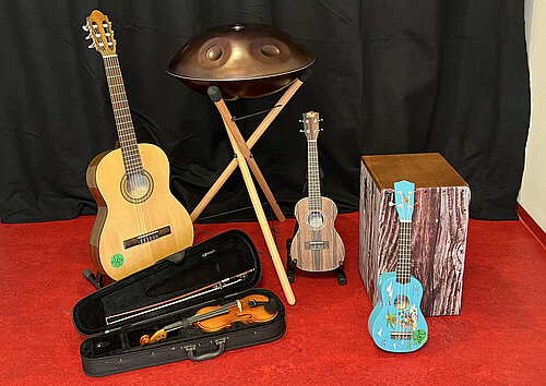 Verschiedene Instrumente aus Scarletts Musikschule