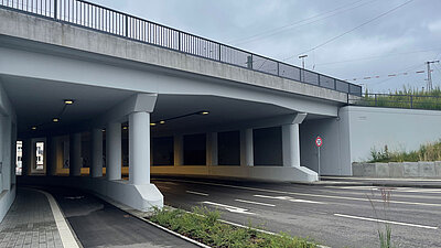 Unterführung mit 3 Fahrstreifen und Radweg in der Trippstadter Straße Kasierslautern.