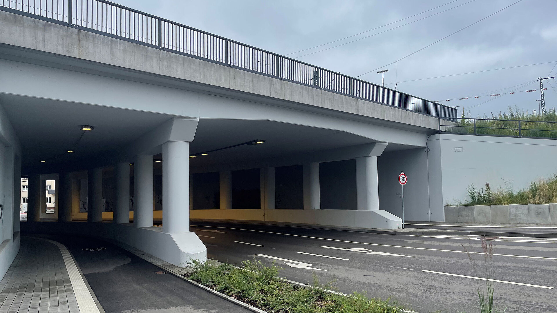Unterführung mit 3 Fahrstreifen und Radweg in der Trippstadter Straße Kasierslautern.
