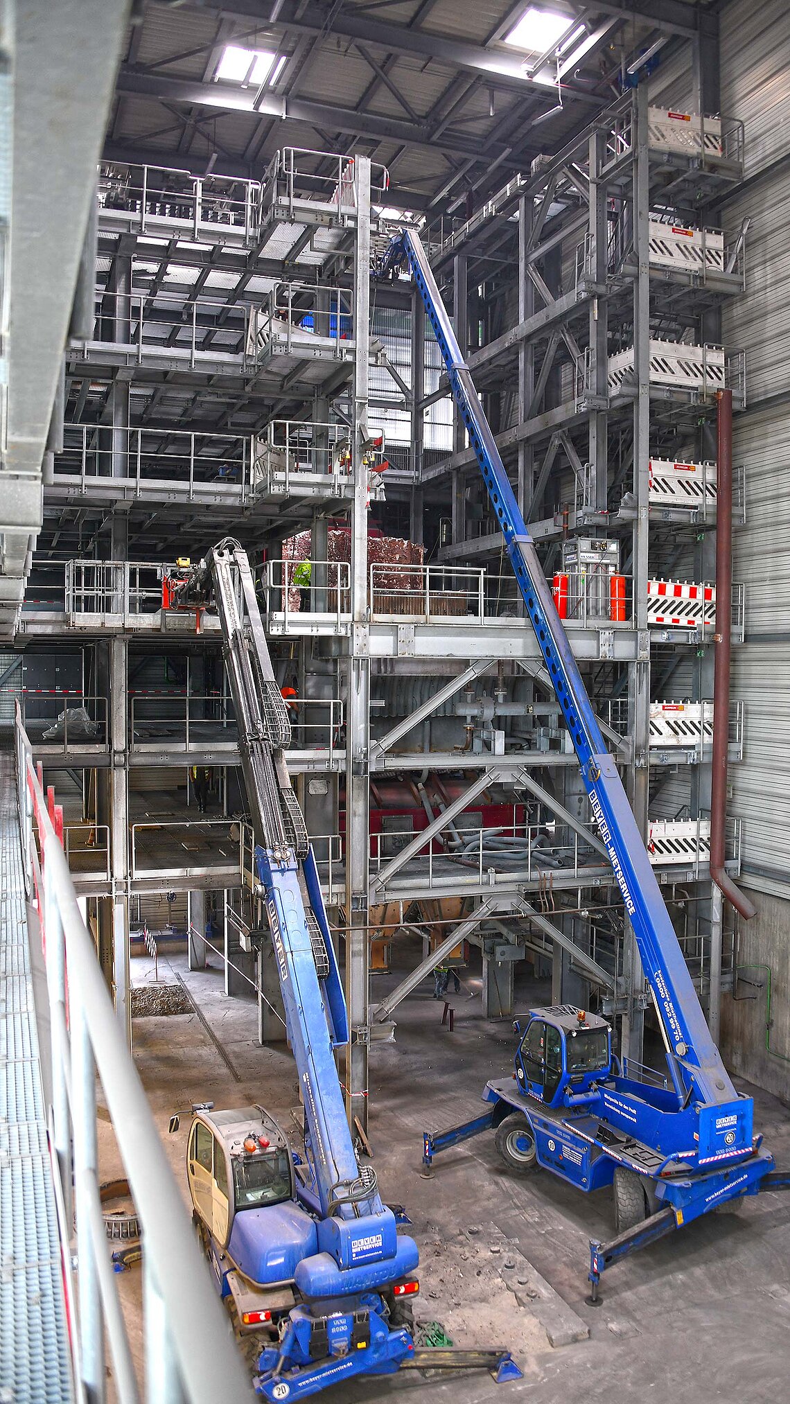 Innenbereich Heizkraftwerk zwei Krane an Gerüst