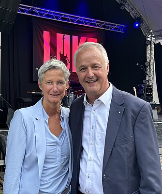 Ehemaliger Vorstand und Oberbürgermeisterin Kimmel von Kiaserslautern vor einer Bühne
