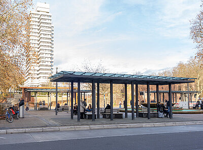 Unterstand einer Bushaltestelle in der Stadtmitte von Kaiserslautern.