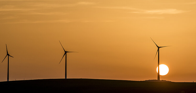 Windräder bei Sonnenaufgang
