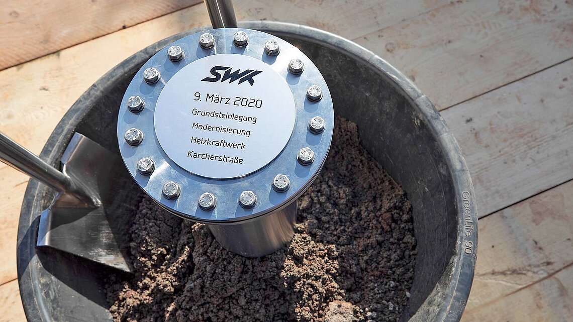Metallkapsel mit graviertem Schriftzug, der den Grundsteinlegung für die Modernisierung des Heizkraftwerks in der Karcherstraße am 9. März 2020 dokumentiert