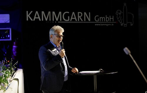 Mann spricht auf Bühne Energieforum in Kammgarn