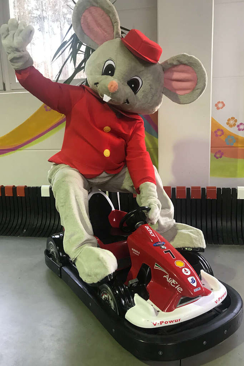 Person in Mauskostüm auf Kartauto im Innenbereich In- und Outdoor Spielpark in Kaiserslautern
