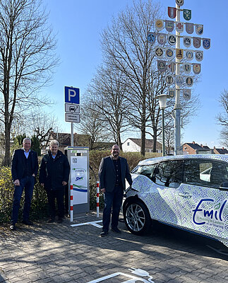 SWK E-Ladestation in Morlautern und ein eCarsharing Auto lädt, Personen der SWK stehen daneben