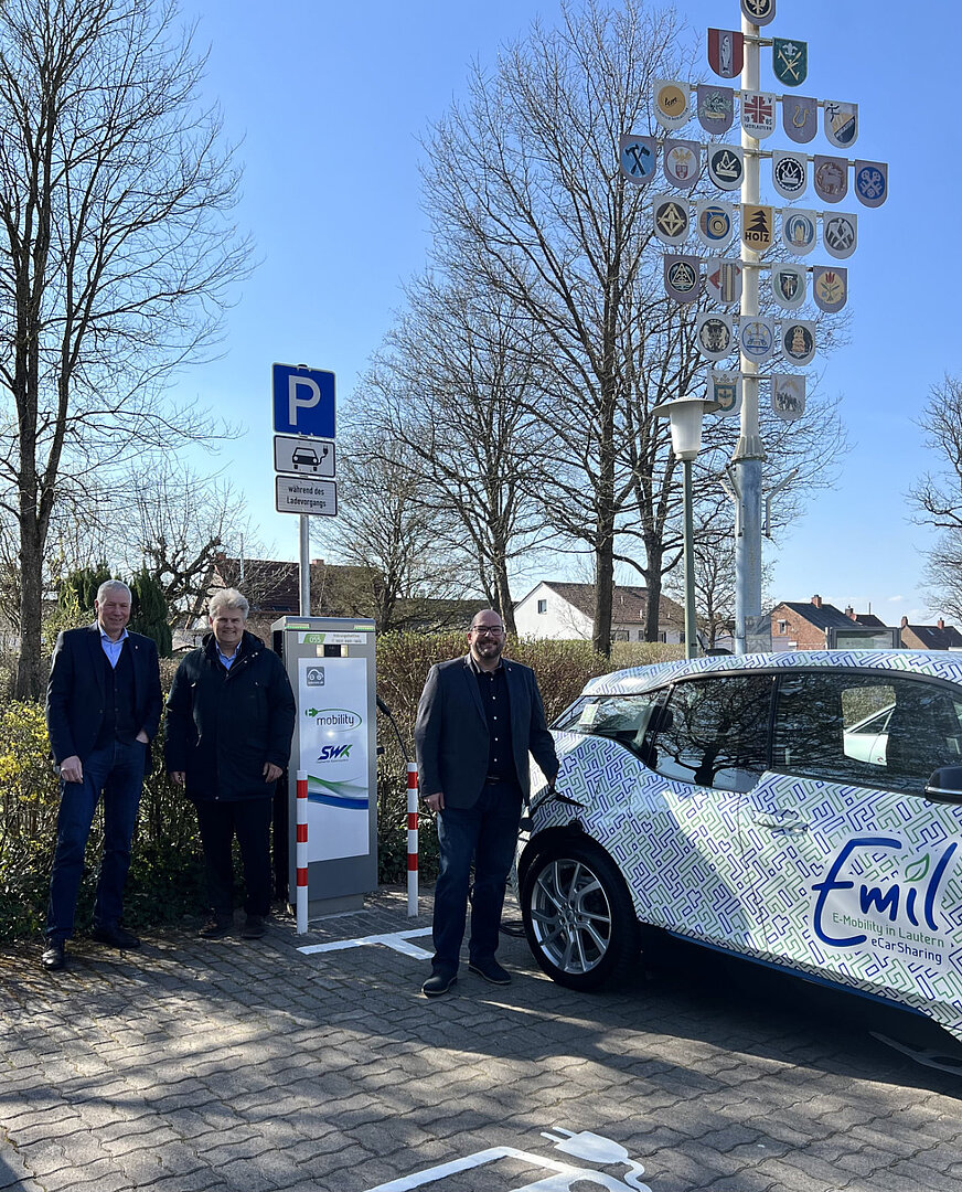 SWK E-Ladestation in Morlautern und ein eCarsharing Auto lädt, Personen der SWK stehen daneben