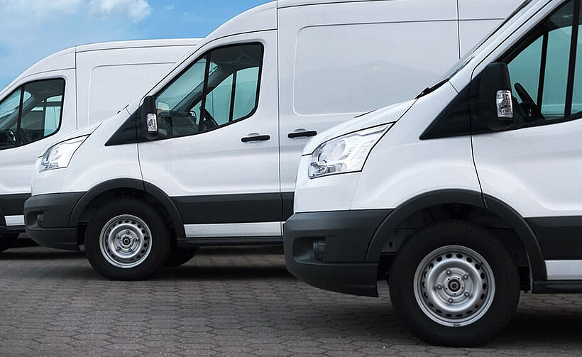 Weiße Transporter parken verstezt nebeneinander
