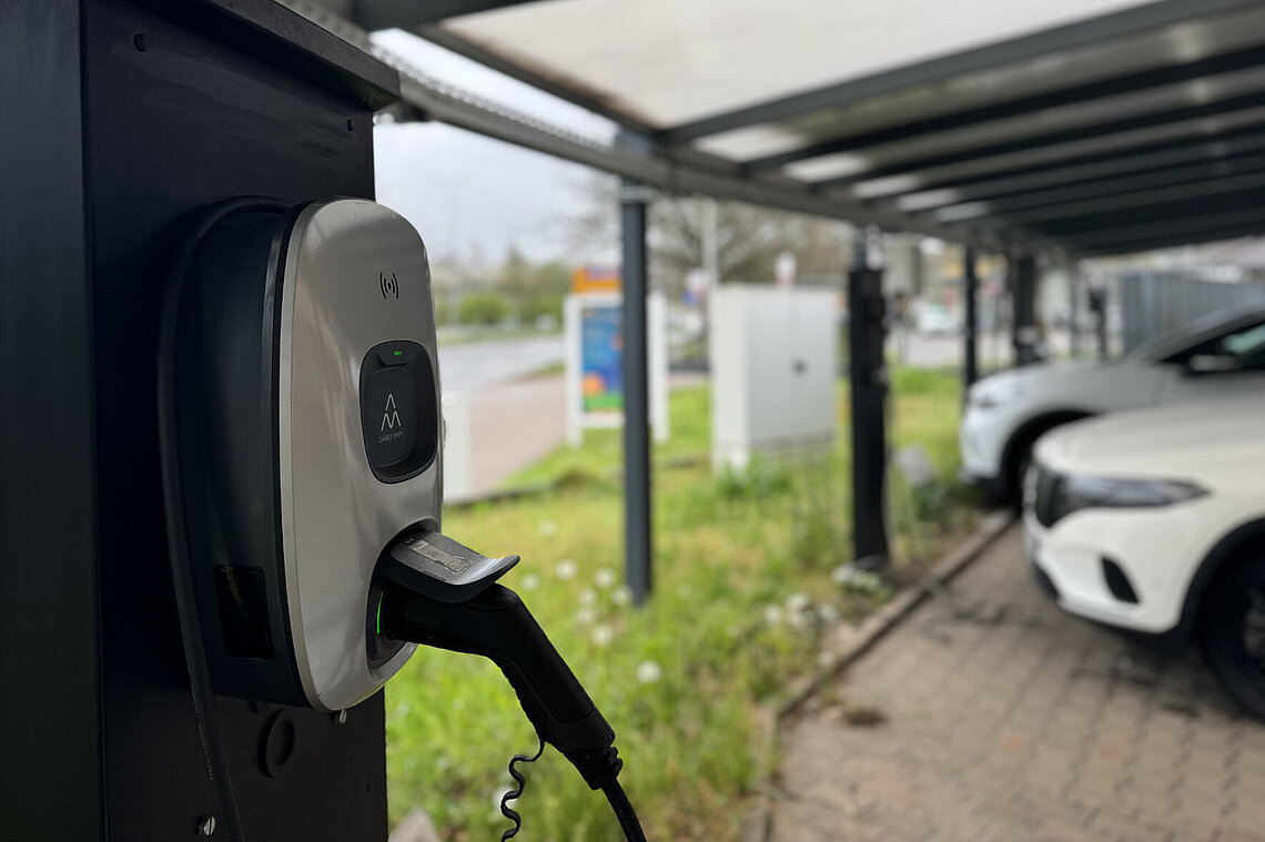 Charge Amps Luna an Pfeiler eines Carports installiert.