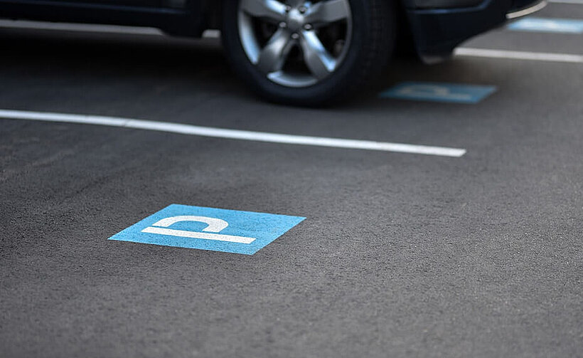 Parkplätze mit Parkplatz-Symbol auf Asphalt