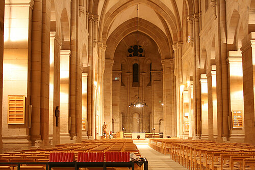 Abteikirche Innenbereich Blick auf Bänke und Altar