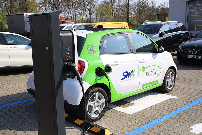SWK-Ladestation SWK-Auto lädt und parkt auf einem Parkplatz