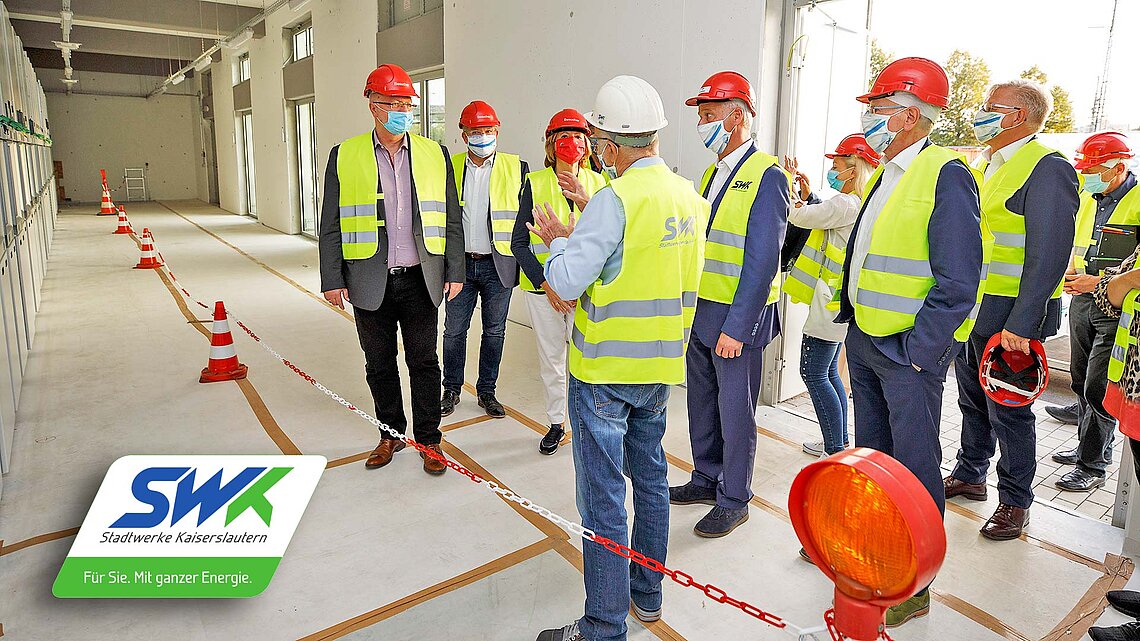 SWK-Mitarbeiter führen Malu Dreyer durch das Heizkraftwerk