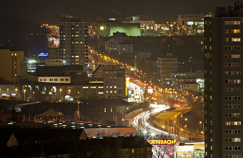 Blick auf die Stadt bei Dunkelheit
