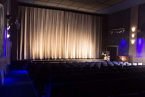 Kinossal Ansicht auf Vorhang Provinzkino Kaiserslautern