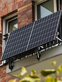 Zwei Solarmodule an einem Balkon.