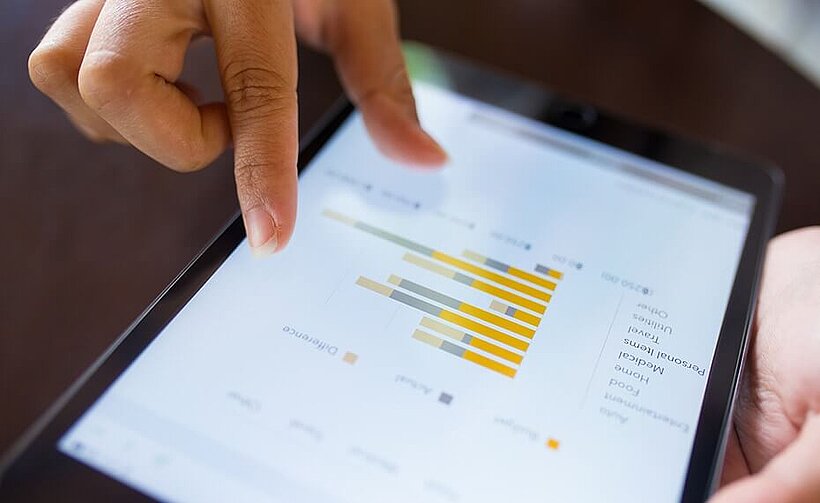 Auf einem Tablet wird eine Grafik nachgeschaut