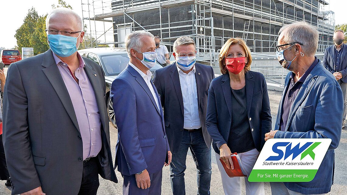 SWK-Mitarbeiter nebeneinander mit Malu Dreyer