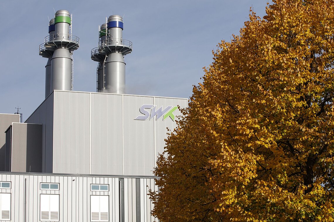 SWK-Heizkraftwerk und Gebäude mit einem Baum daneben