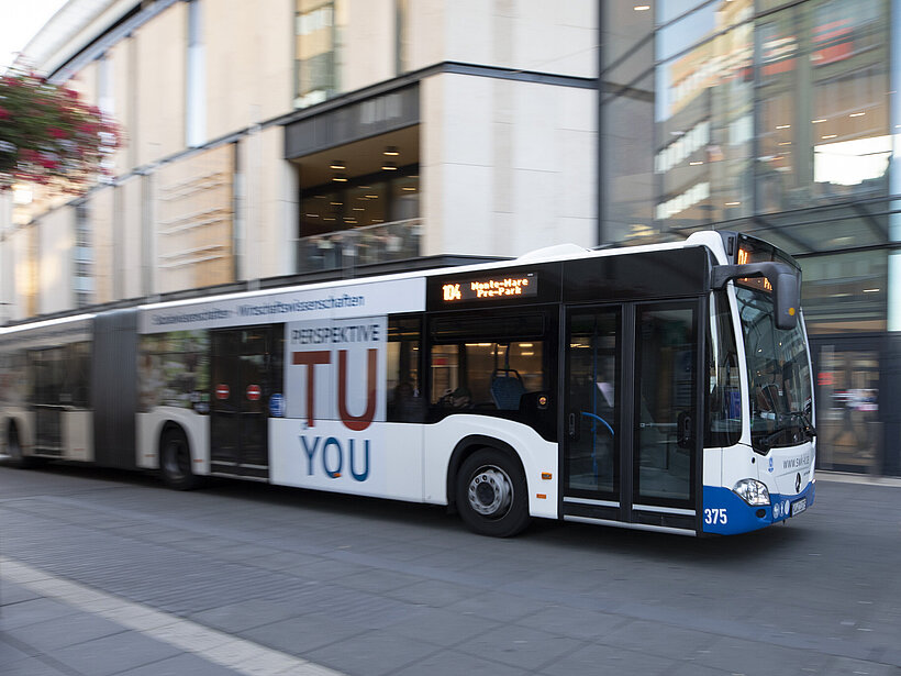 Bus mit Werbung RPTU an der Mall in Kaiserslautern