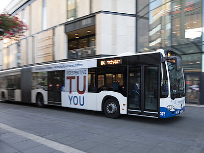 Bus mit Werbung RPTU an der Mall in Kaiserslautern
