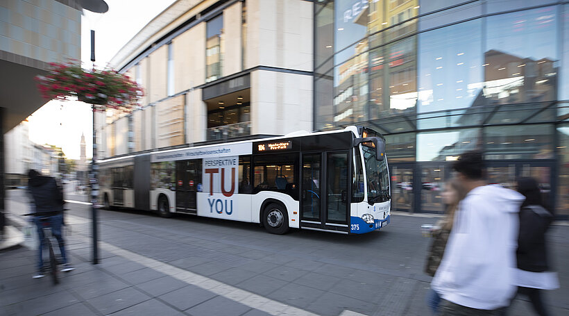 Bus mit Werbung RPTU an der Mall in Kaiserslautern