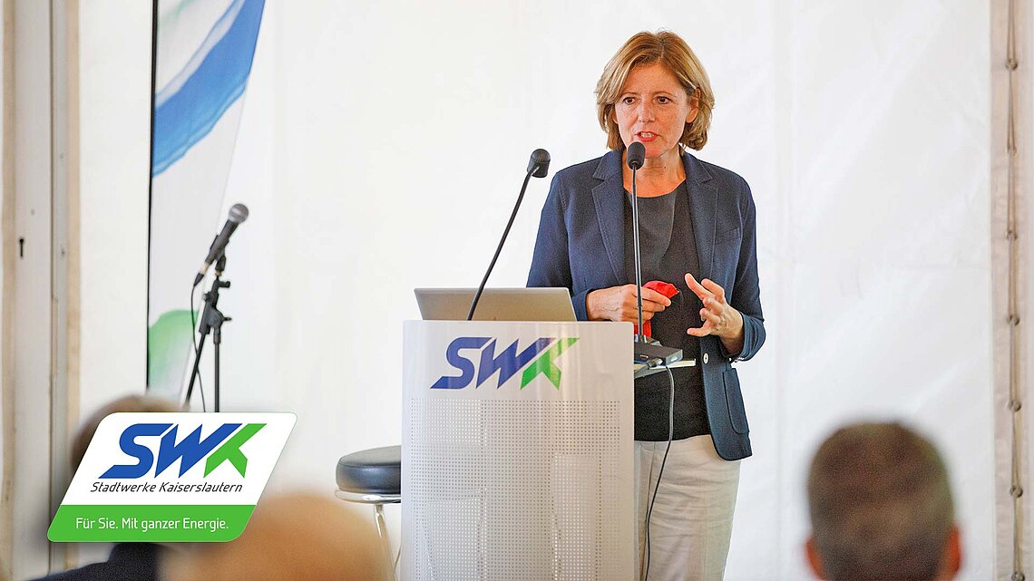 Malu Dreyer spricht am Mikrofon vor SWK-Mitarbeitern