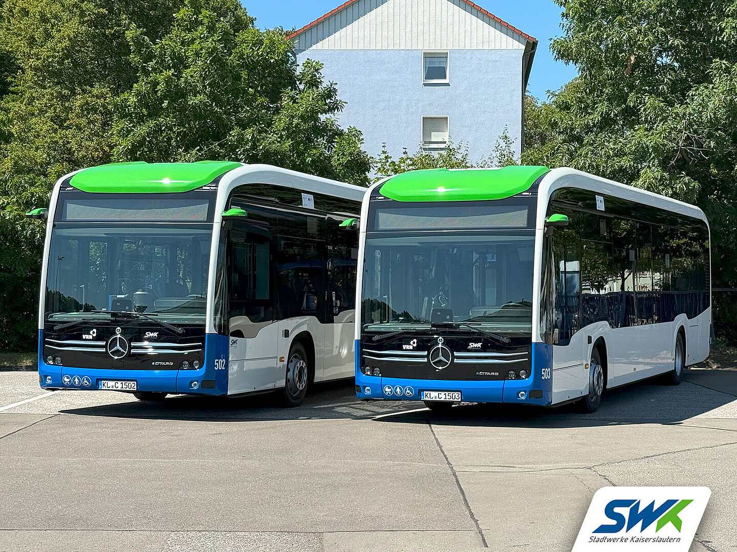Zwei E-Busse der SWK Stadtwerke Kaiserslautern vom Typ Mercedes-Benz eCitaro 