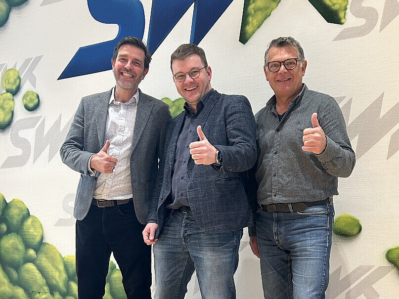 Arvid Blume, Philipp Gruber (Ortsbürgermeister St. Julian) und Thomas Wendland (1. Beigeordneter Ortsgemeinde St. Julian) stehen nebeneinander und zeigen einen Daumen nach oben.