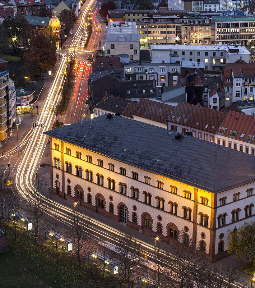 Blick auf die Stadt und Fruchthalle bei Dunkelheit