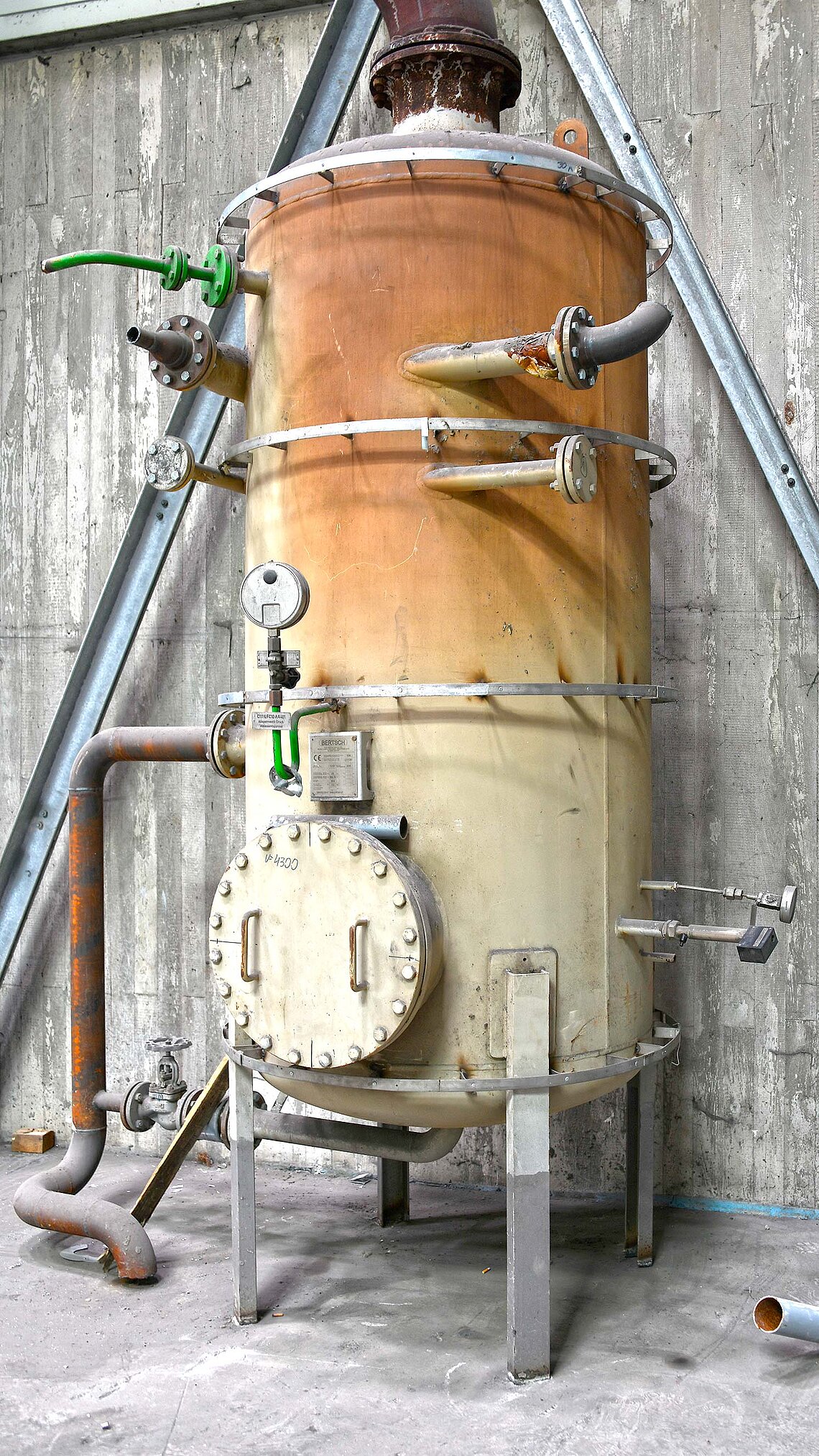 Kessel im Heizkraftwerk Innenbereich während Abriss zur Modernisierung