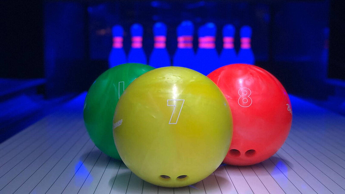 Pins, Bowlingkugeln auf Bowlingbahn Planet-Bowling Kaiserslautern