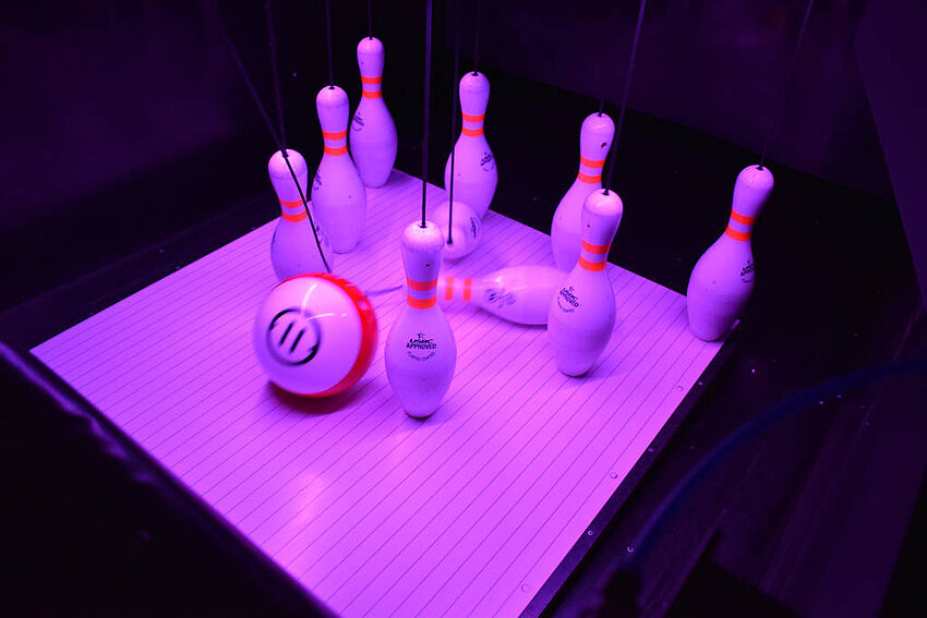 Pins und Bowlingkugel Planet-Bowling Kaiserslautern