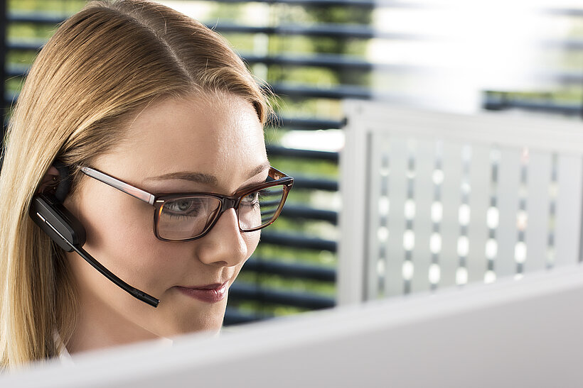 Frau von Kundenservice mit Headset an