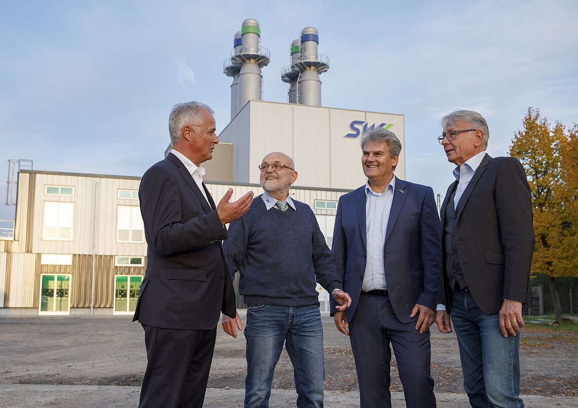 SWK-Mitarbeiter und ehemaliger Vorstand bei der Einweihung des modernisierten Heizkraftwerk