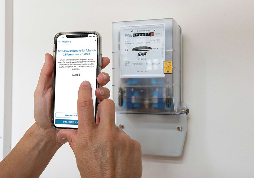 Person hält Handy in Hand mit SWK-App zum Zählerstände erfassen 
