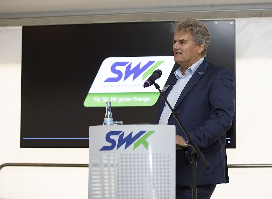 SWK-Mitarbeiter hält eine Rede auf der Bühne