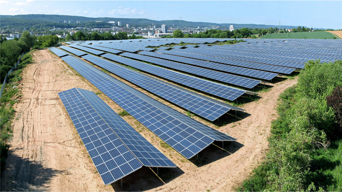 Photovoltaik-Anlage auf Fläche mit Blick auf Stadt Kaiserslautern