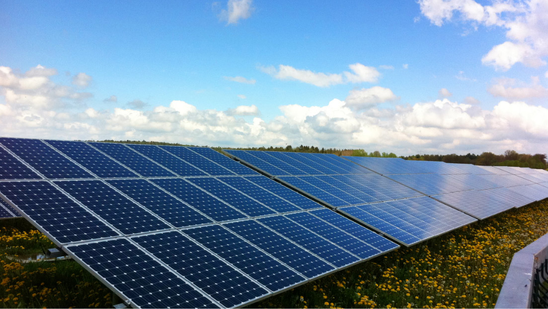 Photovoltaik-Anlage auf Grünfläche