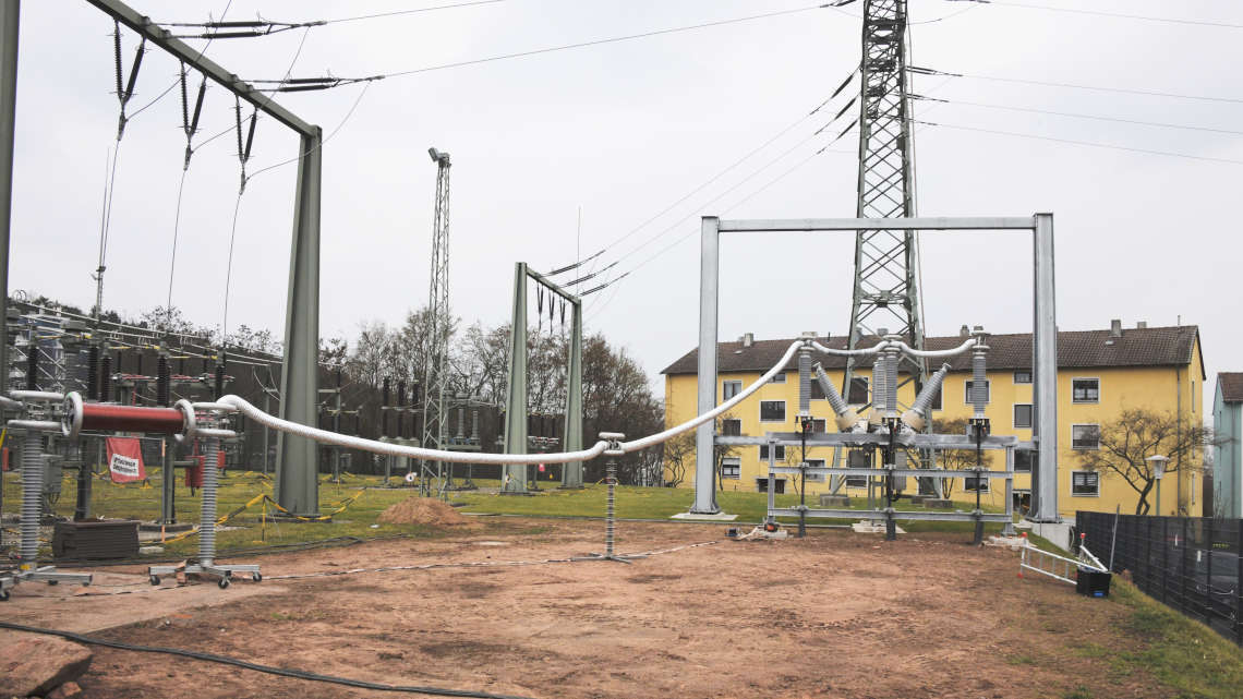 Hochspannungsleitungen in der Nähe von Wohnhäusern