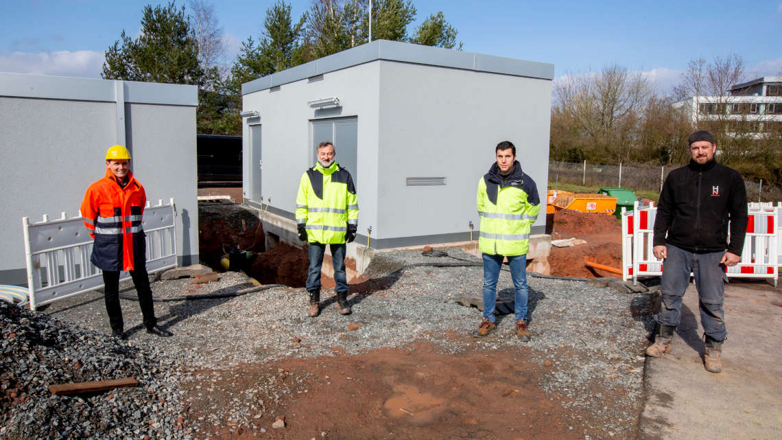 Personen stehen nebeneinander auf Baustelle